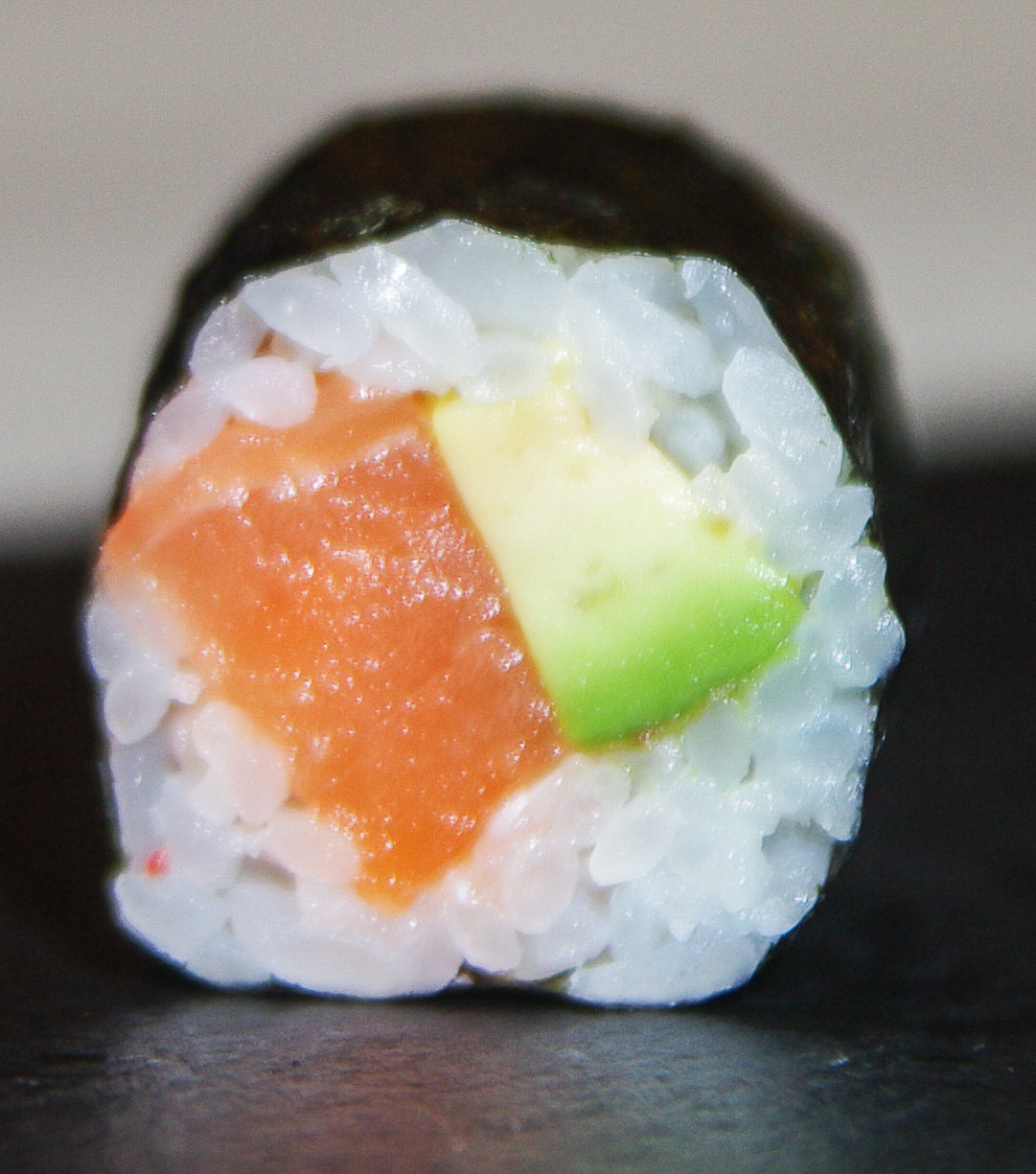 LACHS AVOCADO MAKI